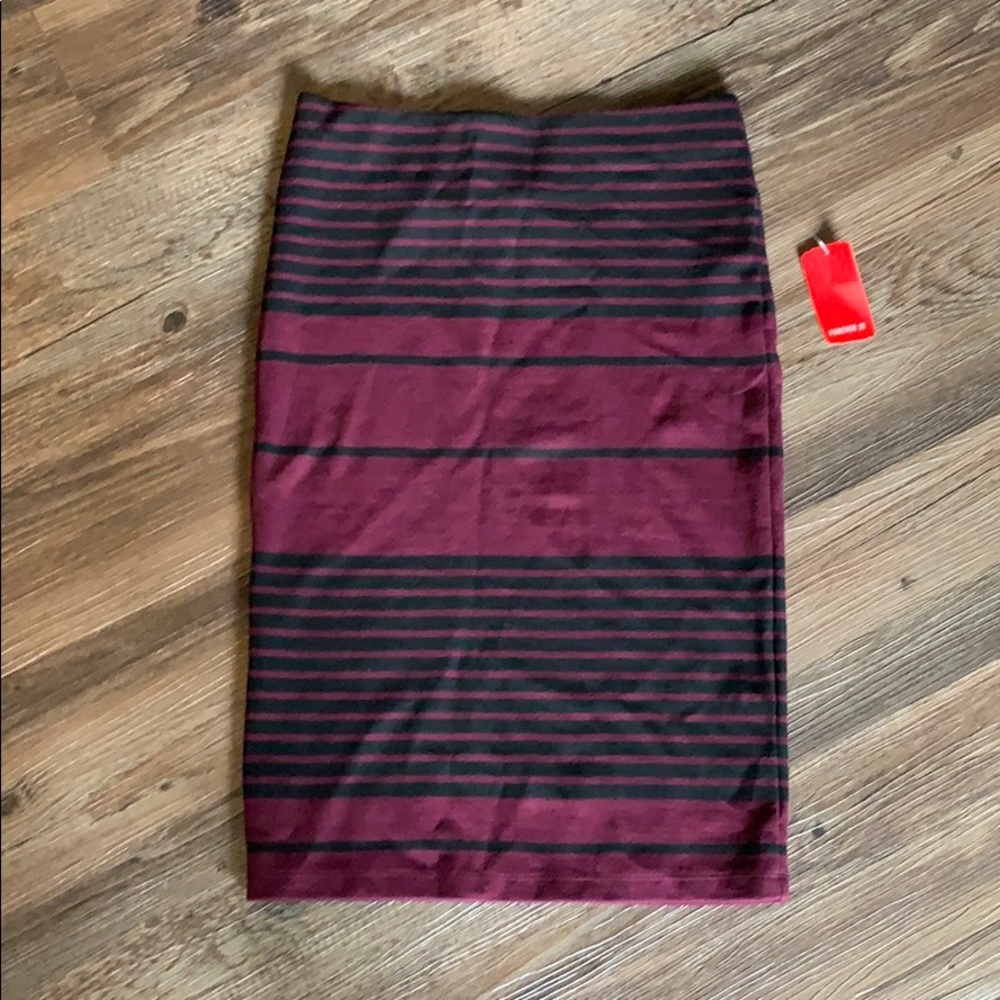 Knee long pencil skirt.